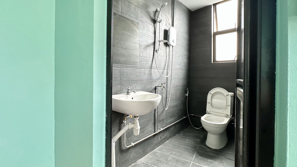 TOILET 3