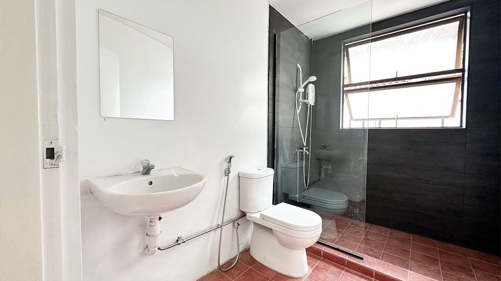 TOILET 1