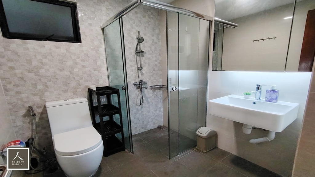 Common Bathroom 1