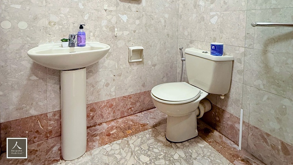 Common Bathroom 1