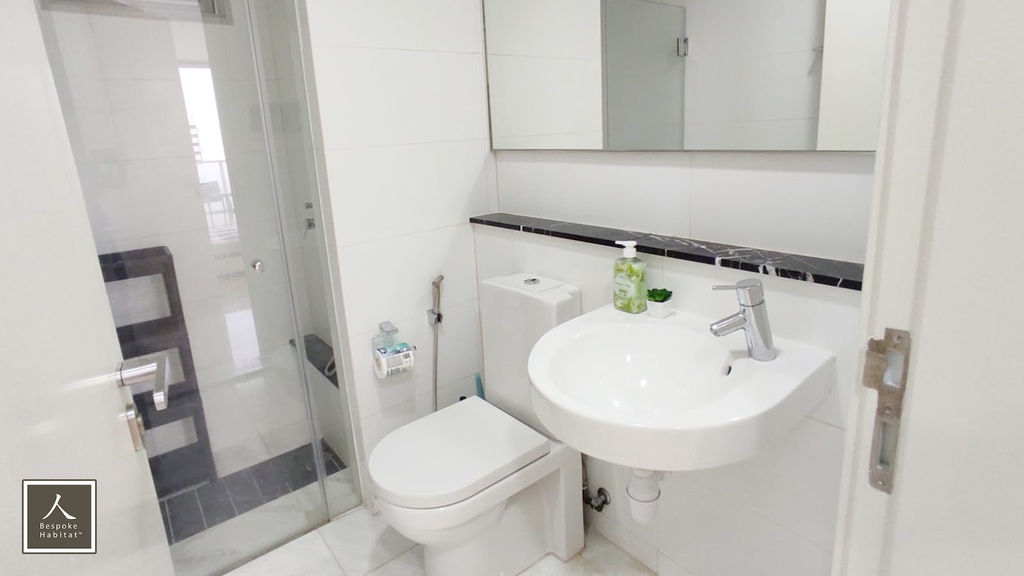 Common Bathroom 1