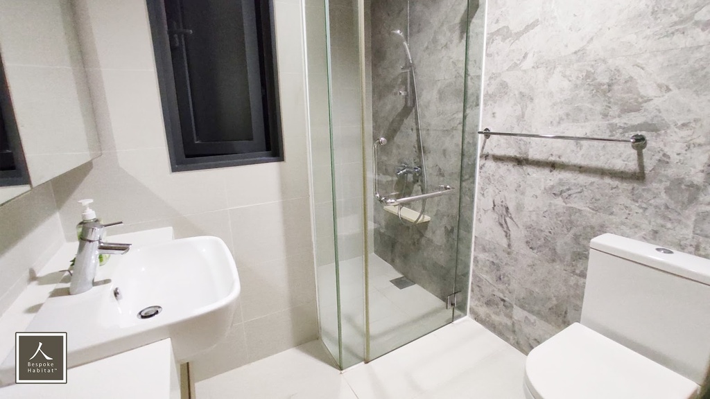 Common Bathroom 1