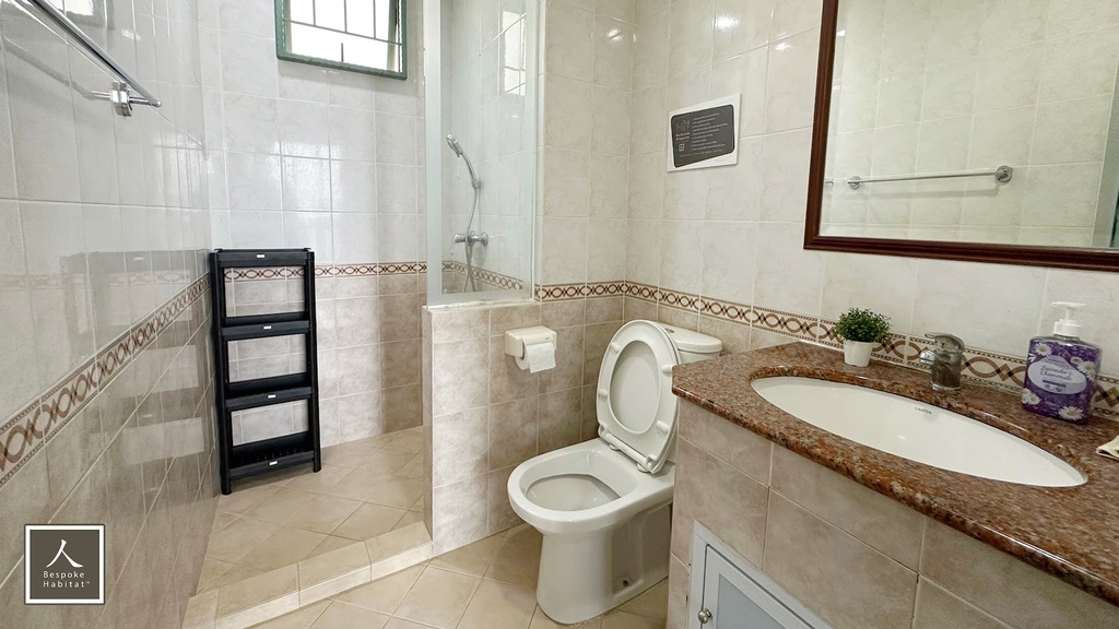 Common Bathroom 1